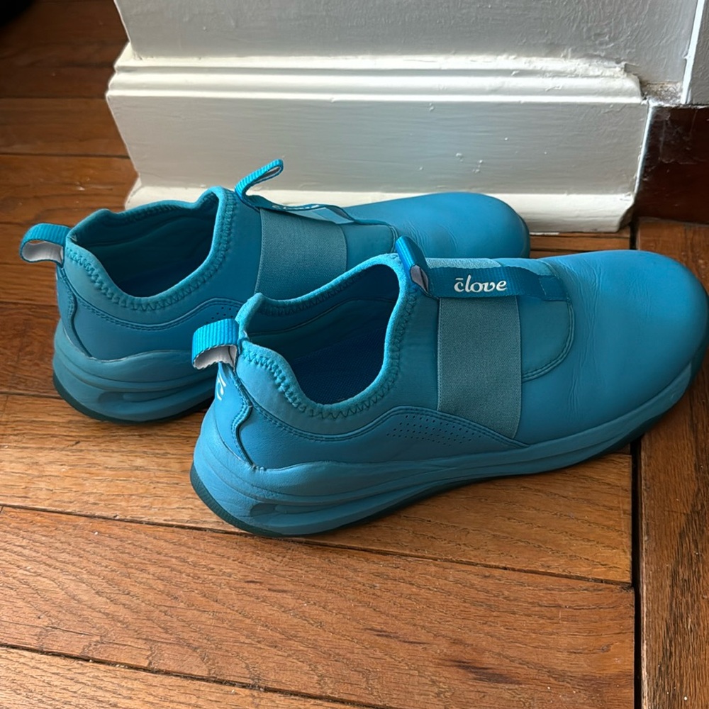 Clove tennis shoes, bright blue, sz womens 9. Like new condition